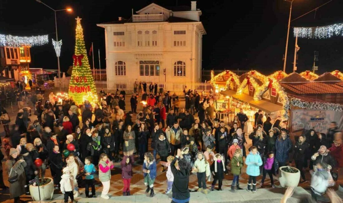 Mudanya Belediyesi yeni yıl coşkusunu Mütareke Meydanı’nda kurulan “Yeni Yıl