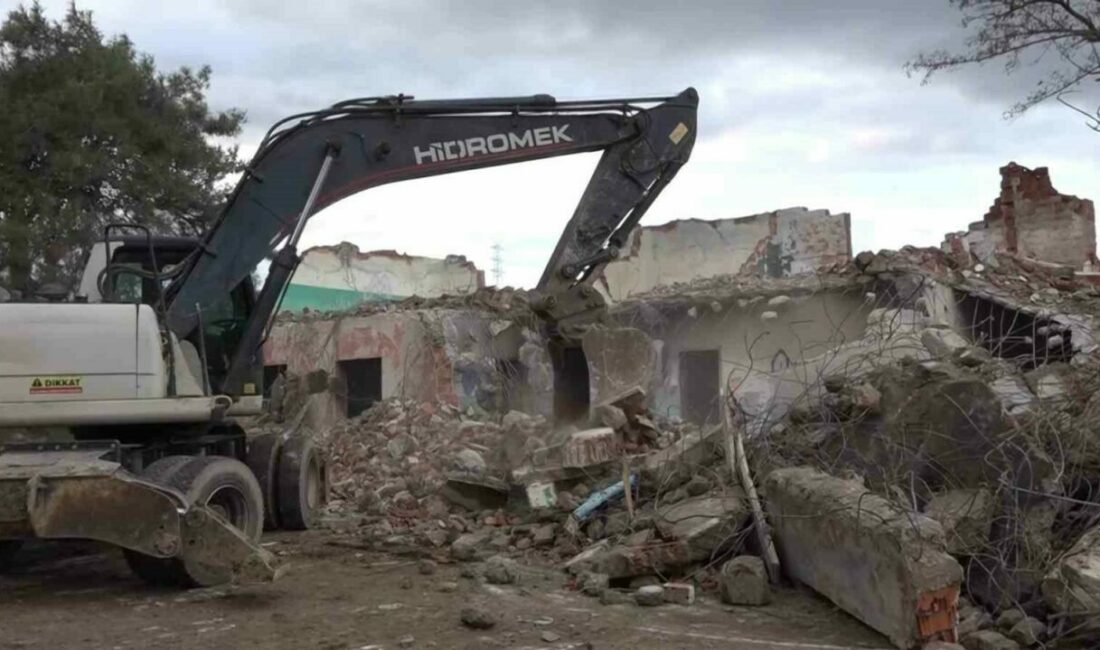 Muratoba’da metruk bina kontrollü şekilde yıkıldı Gemlik’in kırsal mahallelerinden Muratoba’da, yirmi yıldan uzun süredir kullanılmayan ve