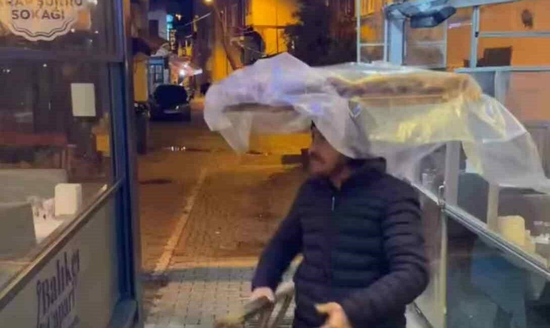 Bursa’da bir simitçi eğlence mekanın önünde geçerken, müziğin sesini duyunca