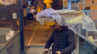 Bursa’da bir simitçi eğlence mekanın önünde geçerken, müziğin sesini duyunca