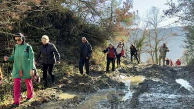 Nilüfer Belediyesi’nin Mysia Yolları’nda düzenlediği yürüyüşe katılan doğaseverler, Dağyenice’den Misi’ye