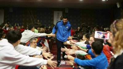 Nilüfer Belediyespor Hentbol Takımı, düzenlenen söyleşide öğrencilerle buluştu. Teknik heyet