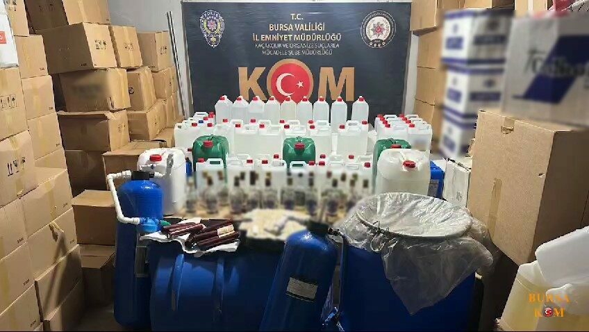 Ölüm saçan şüphelilere yönelik operasyon: 7 kişi tutuklandı, 4 bin 735 litre sahte içki ele geçirildi Bursa Cumhuriyet Başsavcılığı koordinesinde il genelinde sahte içki operasyonu yapıldı.