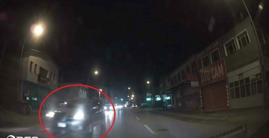 Ölümüne sollama kamerada Bursa’da seyir halindeki bir sürücü sollama yaparken faciaya yol açıyordu.