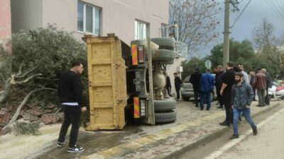 Bursa’nın Orhangazi ilçesinde, içerisinde hafriyat malzemesi yüklü Orhangazi Belediyesi’ne ait