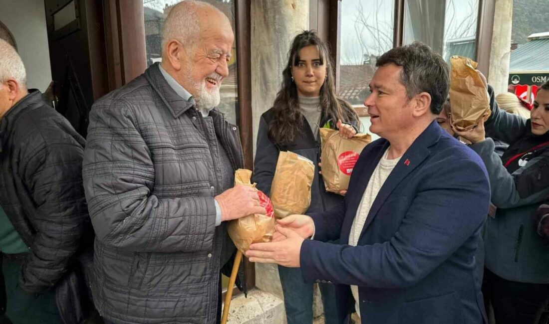 Osmangazi Belediyesi’nden vatandaşlara yeni yıl sürprizi Osmangazi Belediyesi, yılbaşını evinde geçirmek isteyen vatandaşlar için portakal dağıttı.