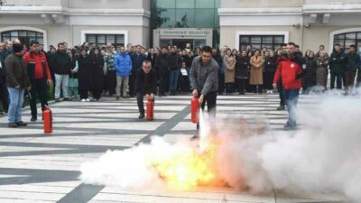 Osmangazi Belediyesi, gerçekleştirdiği tatbikatlarla oluşabilecek deprem ve yangınlara karşı personelin