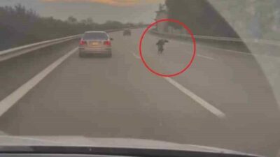 Bursa’da bir motosiklet sürücüsü, otobanda seyir halindeyken motosikletin üzerine yatarak