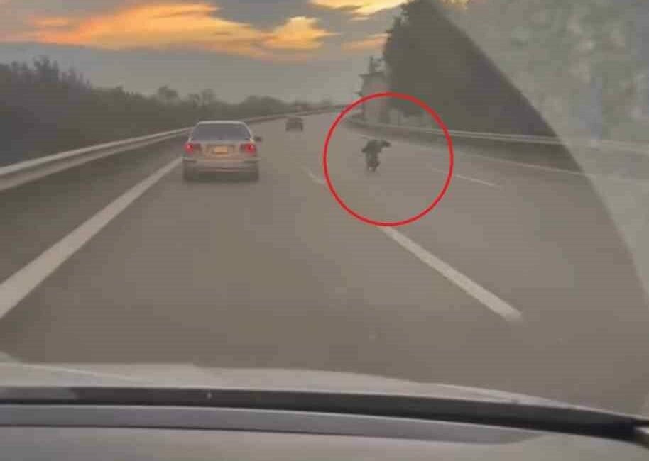 Otobanda motosikletini yatarak kullandı Bursa’da bir motosiklet sürücüsü, otobanda seyir halindeyken motosikletin üzerine yatarak