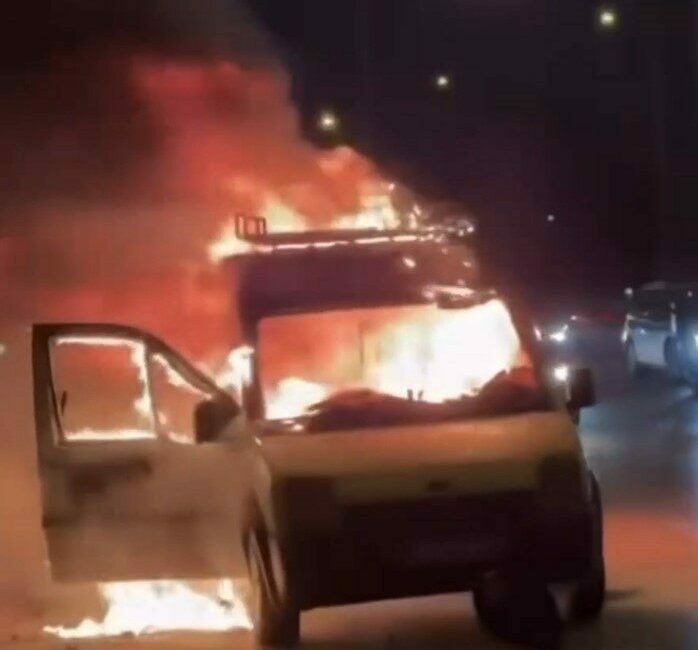 Otomobil alev topuna döndü Bursa’da seyir halindeki otomobil bir anda alevlere teslim oldu. O