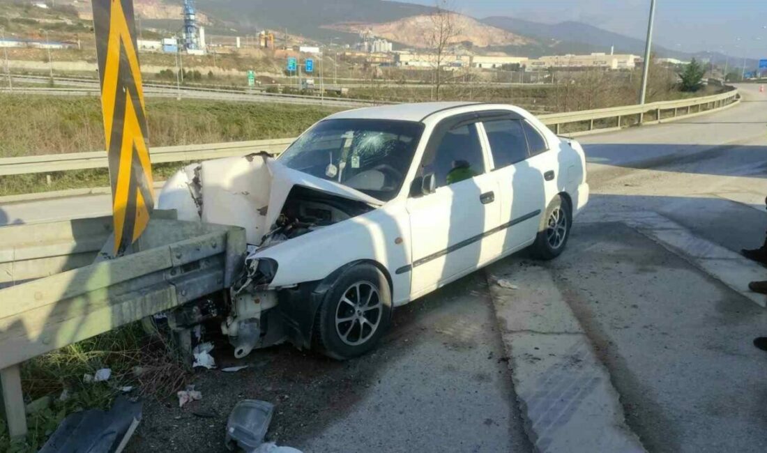 Otomobil bariyerlere saplandı Orhangazi-Bursa karayolun kontrolden çıkan otomobil bariyerlere saplandı. Araçtaki iki kişi