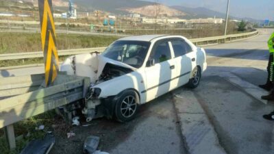 Orhangazi-Bursa karayolun kontrolden çıkan otomobil bariyerlere saplandı. Araçtaki iki kişi