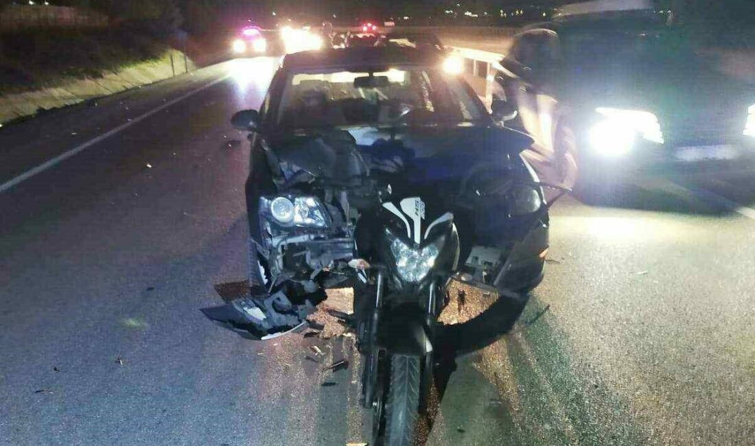 Bursa-Çanakkale kara yolu üzerinde otomobilin çarptığı motosikletteki 2 kişi savrularak