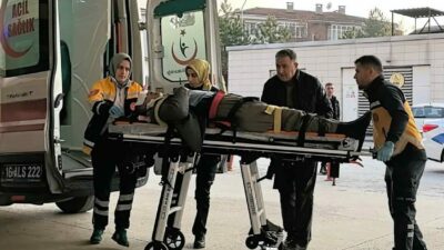 Bursa’da yolun karşısına geçerken otomobilin çarptığı yaşlı adam ağır yaralandı.