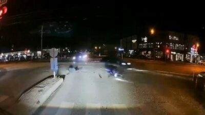 Bursa’nın İnegöl ilçesinde otomobille çarpışan motosikletin sürücüsü yaralandı. Kaza anı
