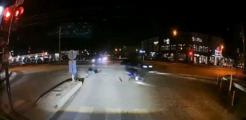 Otomobille çarpışan motosikletin sürücüsü yaralandı Bursa’nın İnegöl ilçesinde otomobille çarpışan motosikletin sürücüsü yaralandı. Kaza anı