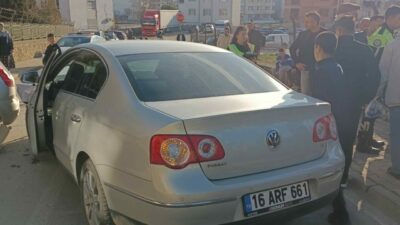 Bursa’nın İnegöl ilçesinde meydana gelen kazada iki otomobil kafa kafaya