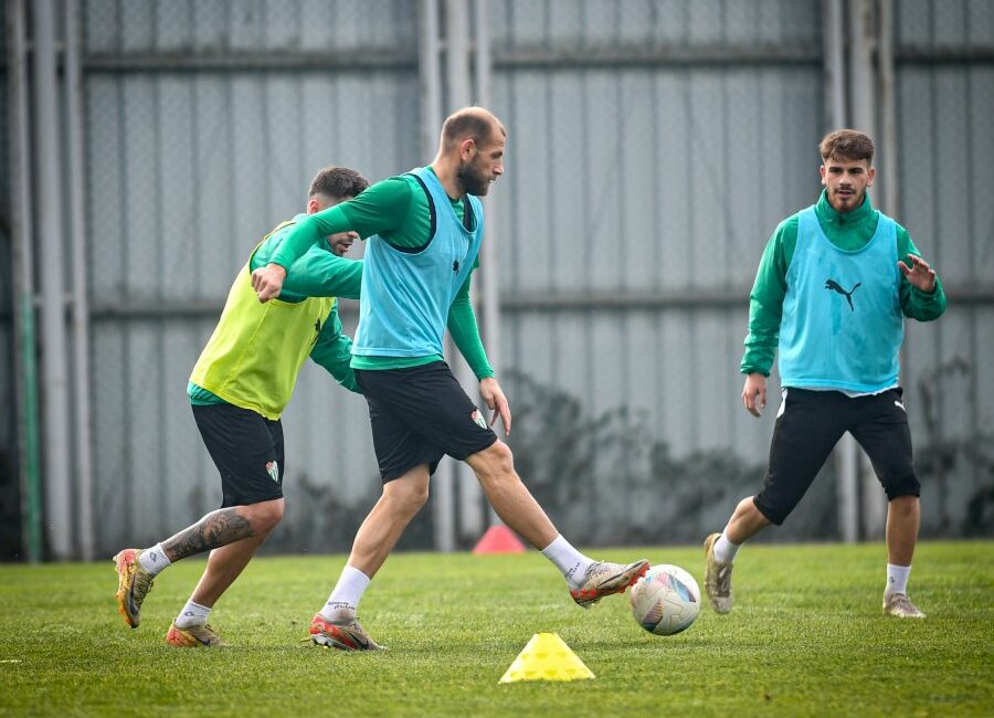 Bursaspor’da tempo artıyor! Batalla’dan özel antrenman Bursaspor, sezonun ikinci yarı hazırlıklarına devam ediyor. Teknik Direktör Pablo
