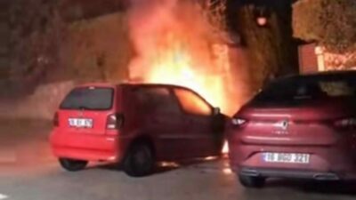 Bursa’nın Mudanya ilçesinde park halindeki bir araç alev alev yandı.