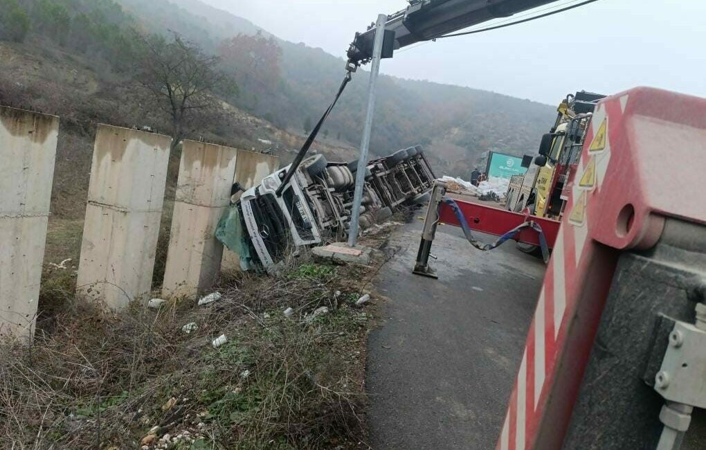 Bursa’nın İnegöl ilçesinde kontrolden çıkan talaş yüklü tır şarampole devrildi.
