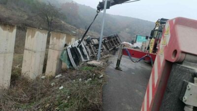 Bursa’nın İnegöl ilçesinde kontrolden çıkan talaş yüklü tır şarampole devrildi.