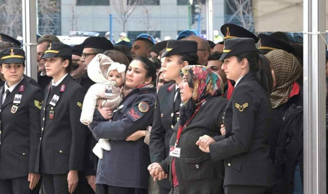 Şehidin 8 aylık bebeği her şeyden habersiz babasının Türk bayrağına sarılı tabutuna baktı Bursa’da şehit olan Jandarma Uzman Çavuş Nurettin Yaşar’ın 8 aylık