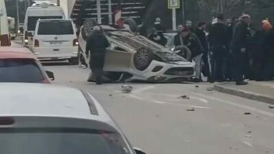 Bursa’da sürücüsünün kontrolünden çıkan otomobil takla attı. Sürücü şans eseri