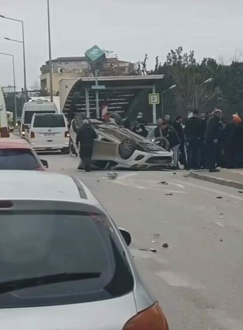 Bursa’da sürücüsünün kontrolünden çıkan otomobil takla attı. Sürücü şans eseri