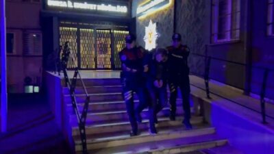 Bursa’da motosikletli polis timleri, kent merkezinde denetim yaptığı sırada şüphelendiği