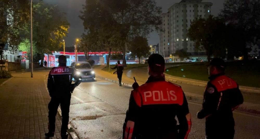 Taksiyle yolculuk yapan zehir tüccarları yakalandı, 1.5 kilo uyuşturucu ele geçirildi Bursa’da ‘huzur’ denetimlerini sürdüren Yunus Timleri, uygulamaya takılan bir takside