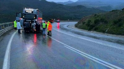 Bursa’nın İznik ilçesinde tır ile karşı şeritten gelen otomobilin kafa