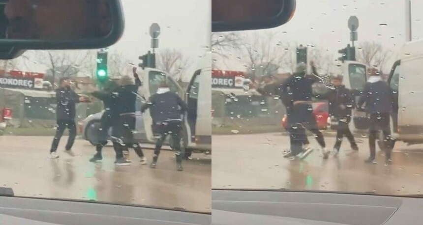Trafikte sürücülerin kavgası kameraya yansıdı Bursa’da trafikte yumruk yumruğa kavga eden sürücüler vatandaşın cep telefonuyla
