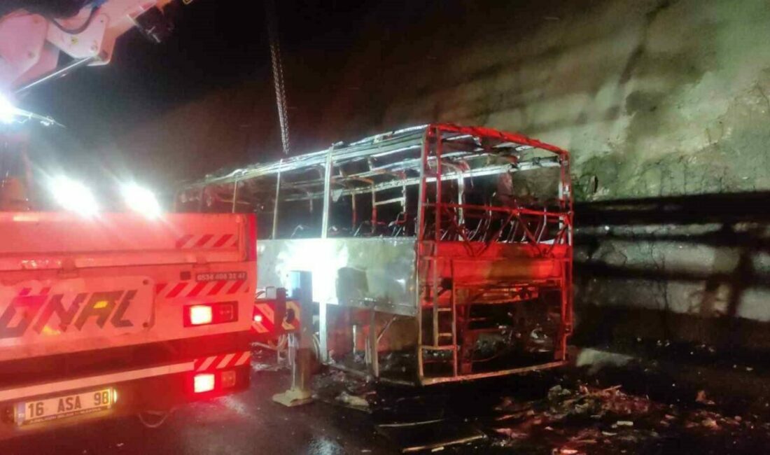 Turist kafilesini taşıyan otobüs alev topuna döndü, facia ucuz atlatıldı Bursa’da turistleri taşıyan otobüsün motorunda yangın çıktı. Sürücü aracı emniyet