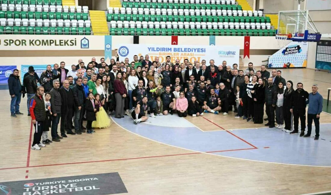 Yıldırım Belediyesi çalışanları arasında düzenlenen geleneksel birimler arası voleybol turnuvası