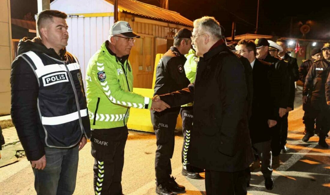 Vali Ayyıldız’dan güvenlik güçlerine ziyaret Bursa Valisi Erol Ayyıldız, yeni yılda vatandaşların huzuru için çalışan