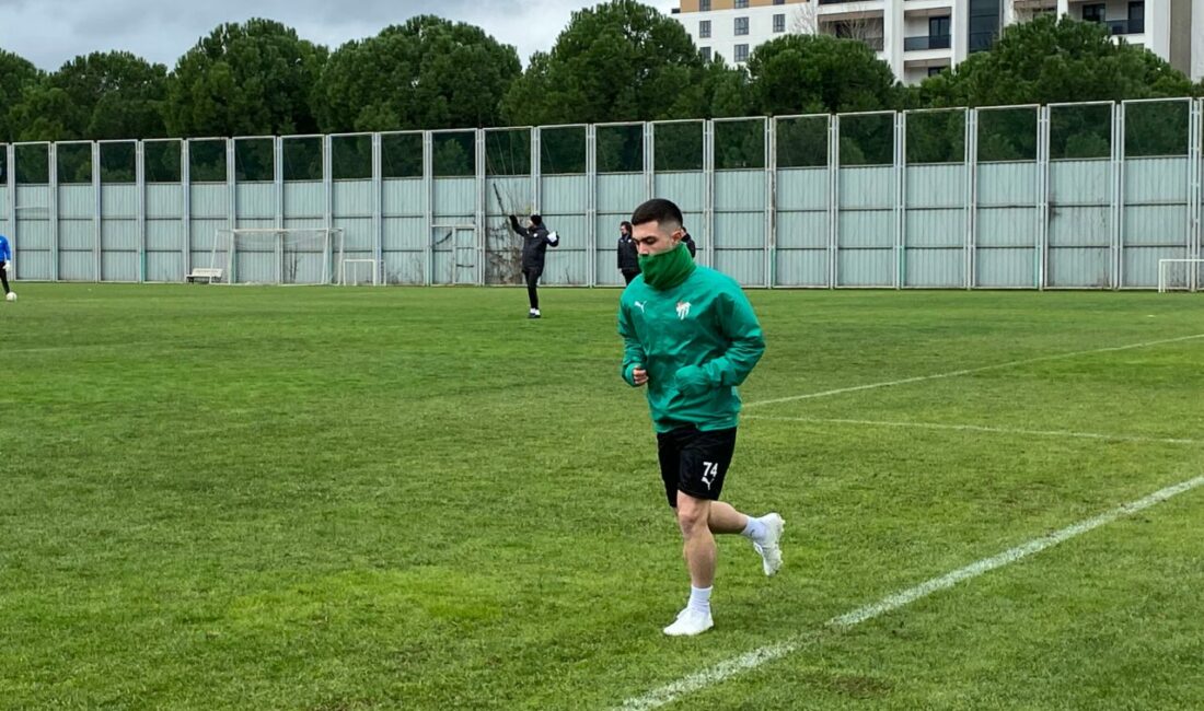 Bursaspor’un yeni transferi takıma katıldı! Bursaspor’un İstanbulspor’dan kiraladığı Vefa Temel, yeşil beyazlı takımla ilk antrenmanına
