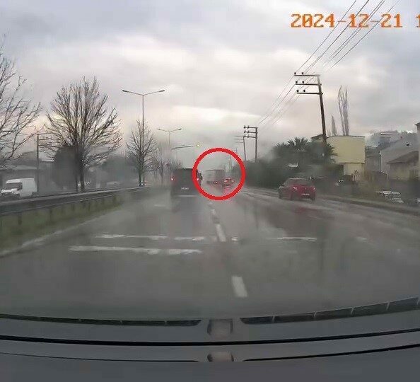 Yağışlı havada tırın dorsesi kaydı Bursa’da yağmurlu havada dorsesi kayan tır saniye saniye araç içi