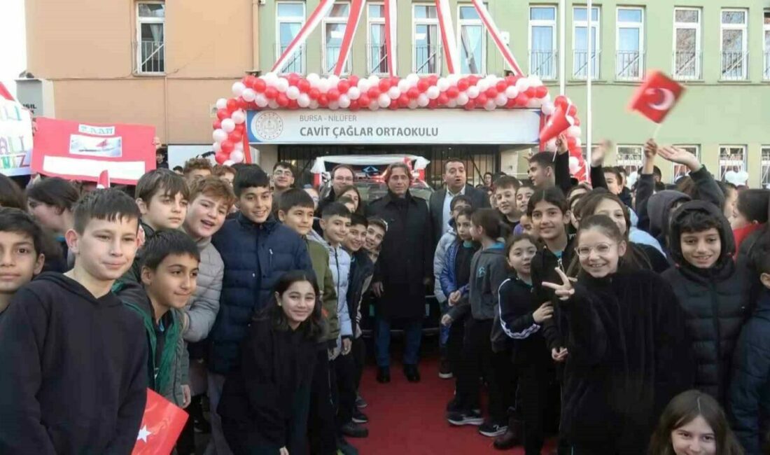 Bursa’da yerli malı etkinliği çerçevesinde öğrenciler, Türkiye’nin yerli arabasını yakından