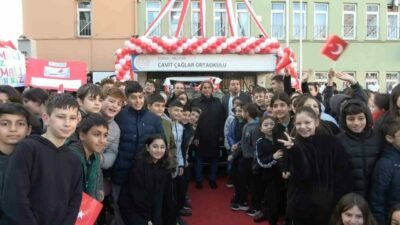 Bursa’da yerli malı etkinliği çerçevesinde öğrenciler, Türkiye’nin yerli arabasını yakından