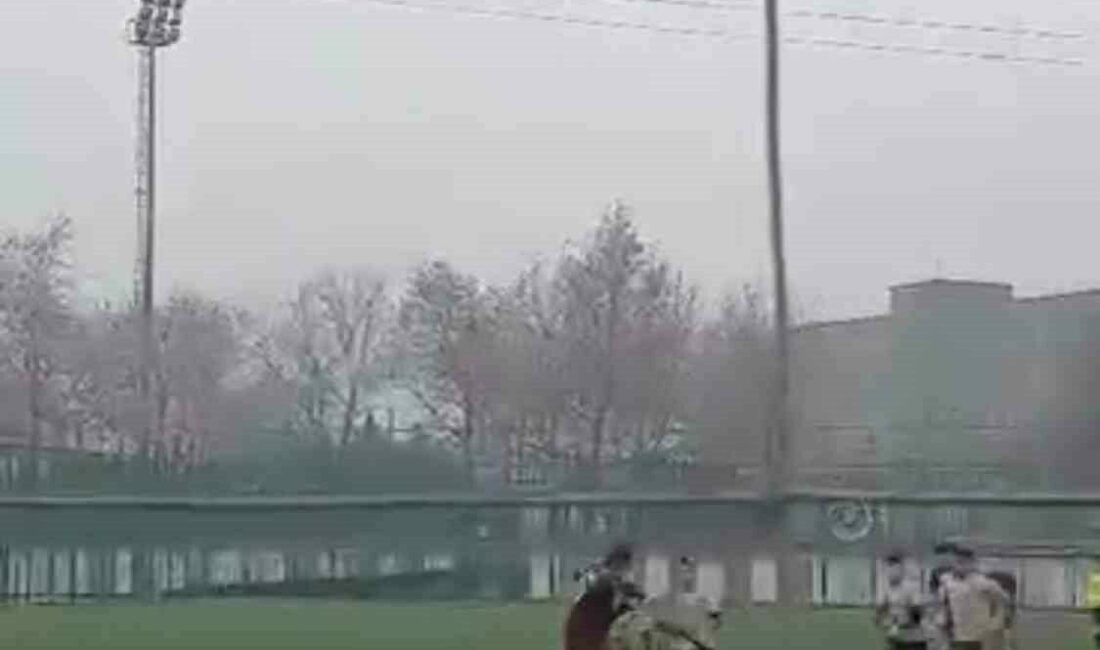 Yeşil saha yerini ringe bıraktı Bursa’da bir amatör maçta çıkan kavga yeşil sahayı adeta ringe