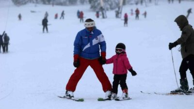 Türkiye’nin en önemli doğa ve kayak turizm merkezlerinden Uludağ’da kayak