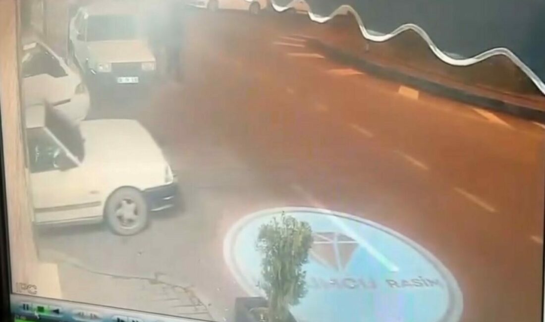Yola dikkatsiz çıkan otomobil motosiklete çarptı Bursa’da yola dikkatsiz çıkan otomobil sürücüsü seyir halindeki motosiklete çarptı.