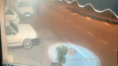 Bursa’da yola dikkatsiz çıkan otomobil sürücüsü seyir halindeki motosiklete çarptı.