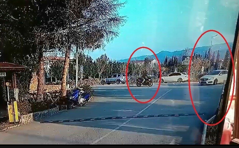 18 yaşındaki motosikletli genci hayattan koparan kaza kamerada… Bursa’nın İznik ilçesinde oturduğu siteye girebilmek için çift yönlü yolda