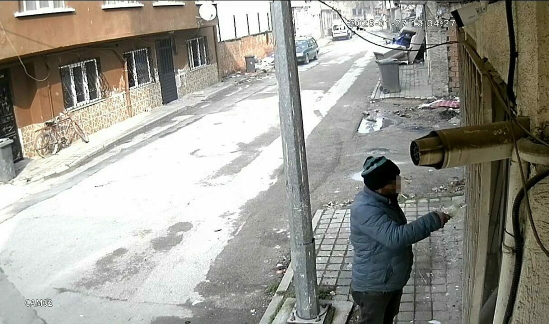 Bursa’da rehine krizi! 20 saattir ikna edilemedi Bursa’nın İnegöl ilçesinde bir evi kundaklandığı iddia edilen ve çocuklarını