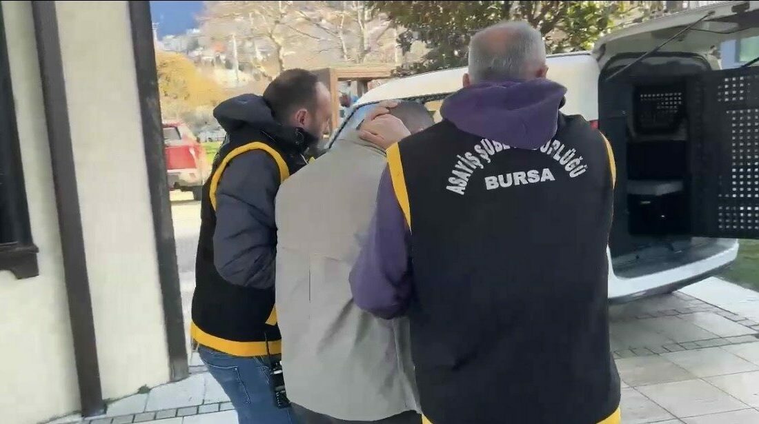 44 suç kayıtlı, 25 yıl hapis cezasıyla aranan şüpheli şehir turu atarken yakalandı Bursa’da uyuşturucu madde bulundurma, ticareti yapma suçundan 25 yıl hapis