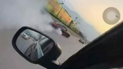 Bursa’da plakası henüz öğrenilemeyen lüks bir otomobil sürücüsü, akan trafikte