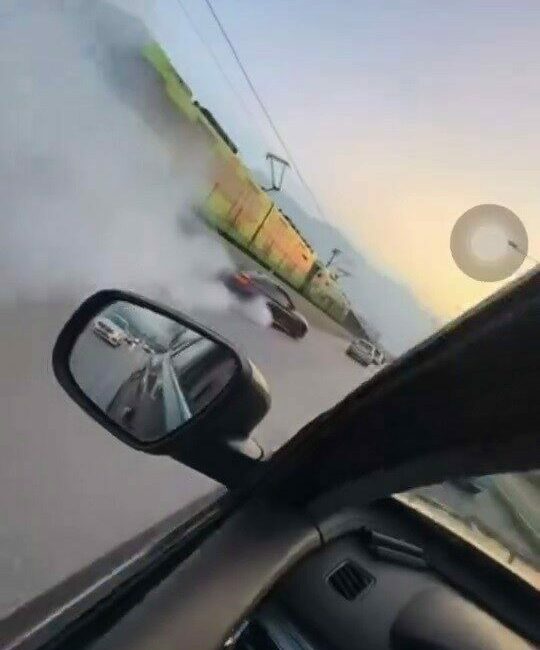 Bursa’da plakası henüz öğrenilemeyen lüks bir otomobil sürücüsü, akan trafikte