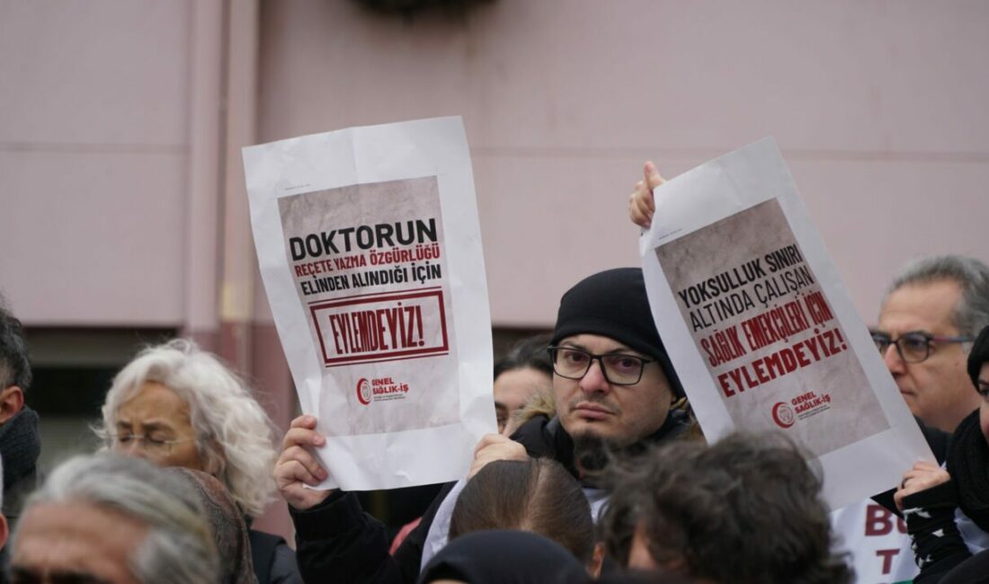 Sağlık çalışanları, çalışma koşullarını ve yeni yönetmelikleri protesto etmek amacıyla