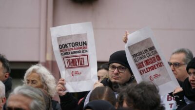 Sağlık çalışanları, çalışma koşullarını ve yeni yönetmelikleri protesto etmek amacıyla